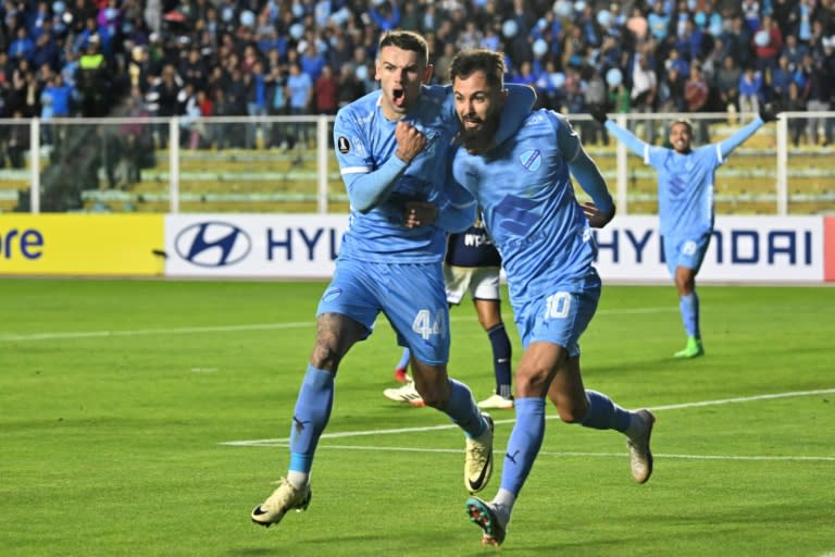 Bruno Savio (D) celebra un gol de Bolívar ante Millonarios en la Copa Libertadores el 11 de abril de 2024 en La Paz (AIZAR RALDES)