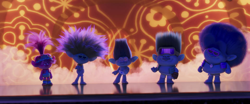 Esta imagen proporcionada por DreamWorks Animation muestra a los personaje Queen Poppy con la voz de Anna Kendrick, de izquierda a derecha, Clay con la voz de Kid Cudi, Branch con la voz de Justin Timberlake, John Dory con la voz de Eric André y Spruce con la voz de Daveed Diggs en una escena de la película animada "Trolls Band Together". (DreamWorks Animation vía AP)