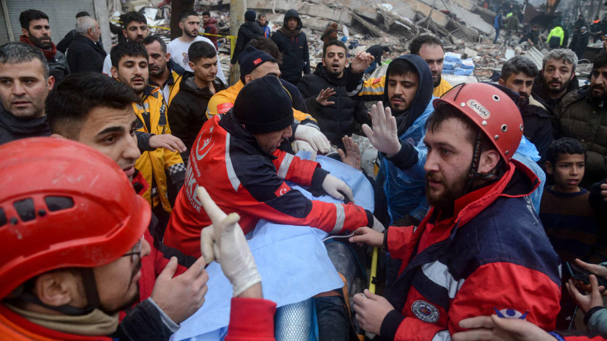 Rescue workers and volunteers pull out a survivor from the rubble in Diyarbakir on February 6, 2023, after a 7.8-magnitude earthquake struck the country's south-east. - At least 284 people died in Turkey and more than 2,300 people were injured in one of Turkey's biggest quakes in at least a century, as search and rescue work continue in several major cities. (Photo by ILYAS AKENGIN / AFP)