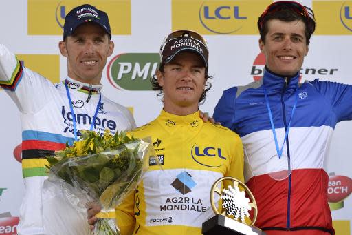 El ganador de la París-Niza 2014, el colombiano Carlos Betancur (C), posa en el podio con el segundo clasificado, el portugués Rui Alberto Costa (I), y con el tercero, el francés Arthur Vichot, el 16 de marzo de 2014 en Niza (sureste de Francia) (AFP | Eric Feferberg)