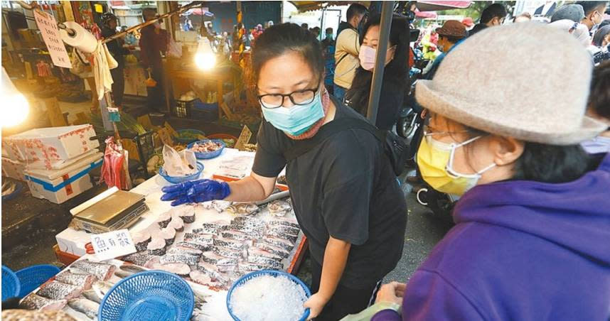 中國日前將多家台灣水產品公司與漁船的輸陸登錄狀態改為暫停出口，對午仔魚、魷魚、秋刀魚等衝擊最大 。（圖／報系資料照）