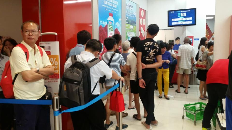 The line at the NTUC FairPrice outlet at Serangoon NEX. According to Singapore Pools, seven winning tickets have been bought at the outlet since October 2014. Photo: Yahoo Newsroom