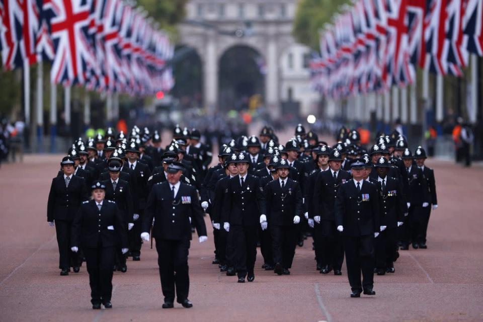 Se ve a agentes de la Policía Metropolitana caminando en formación por The Mall (Dan Kitwood/Getty Images)