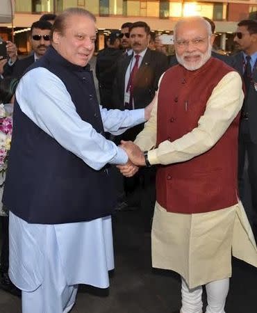 Pakistani Prime Minister Nawaz Sharif (L) shakes hands with his Indian counterpart Narendra Modi after his arrival in Lahore, Pakistan, December 25, 2015. REUTERS/Press Information Department (PID)/Handout via Reuters