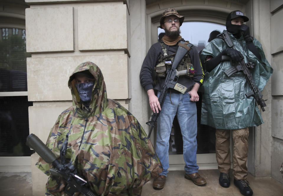 Manifestantes armados con rifles semiautomáticos se presentaron en el Capitolio estatal de Michigan para exigir el fin total de las restricciones impuestas para frenar la pandemia de Covid-19. (AP Photo/Paul Sancya)