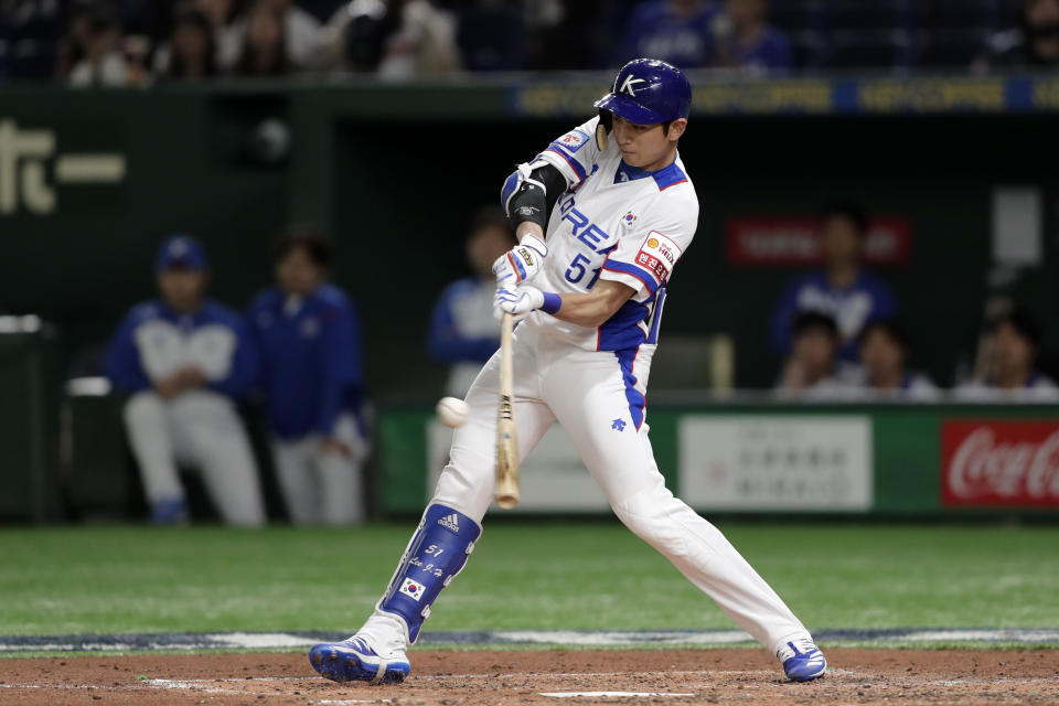 TOKYO, JAPAN - NOVEMBER 15: Outfielder Lee Jung-Hoo #51 of South Korea hits a single in the bottom of 4th inning during the WBSC Premier 12 Super Round game between South Korea and Mexico at the Tokyo Dome on November 15, 2019 in Tokyo, Japan. (Photo by Kiyoshi Ota/Getty Images)