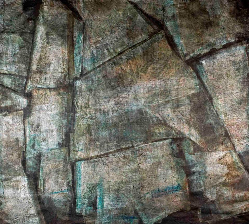 Marek Ranis’ “Liminal” series (2020) includes large paintings on linen that depict the cracking and weathering of boulders, an artistic response to current research on how climate influences the mechanical breakdown rates of surface rocks.