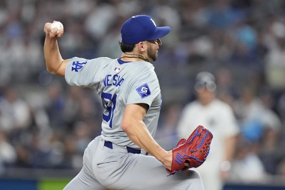 El relevista de los Dodgers Alex Vesia cumple durante la séptima entrada del sábado contra los Yankees.