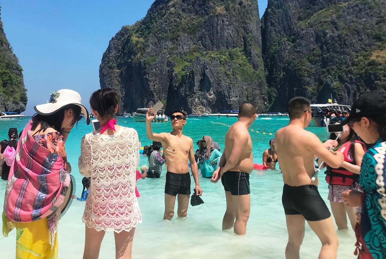 Urlaubsparadies überbucht! Am Traumstrand der Maya-Bucht in Thailand sterben die Korallen, die Natur leidet unter dem Massentourismus (Bild: ZDF/Matthias Ebel)