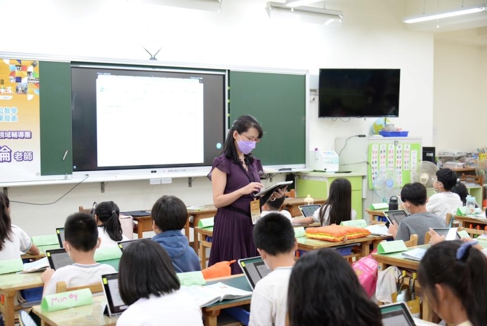 國語輔導團老師張嘉倫利用學習吧發派任務，讓學生學習網頁閱讀策略。   圖：新北市教育局提供