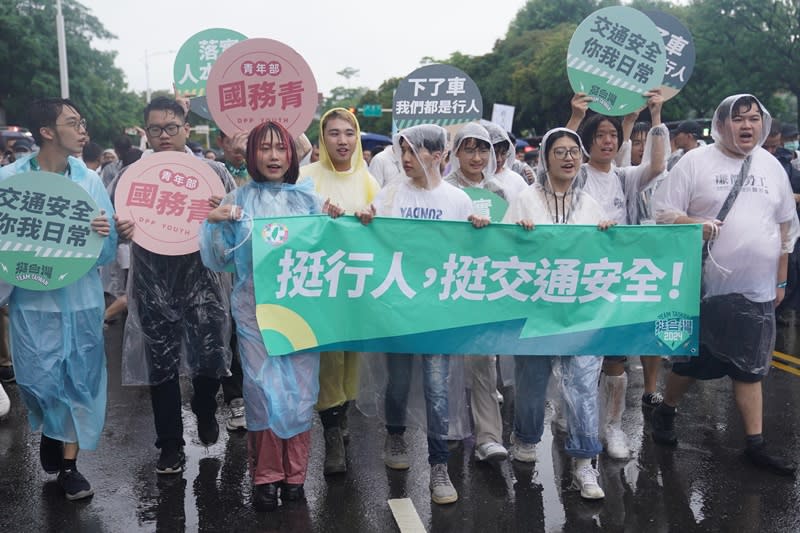 還路於民大遊行20日下午在凱達格蘭大道登場，提出推動零死亡願景等五大項訴求，不少民眾冒雨拉著布條、高舉標語參與，以實際行動表達訴求。（中央社）
