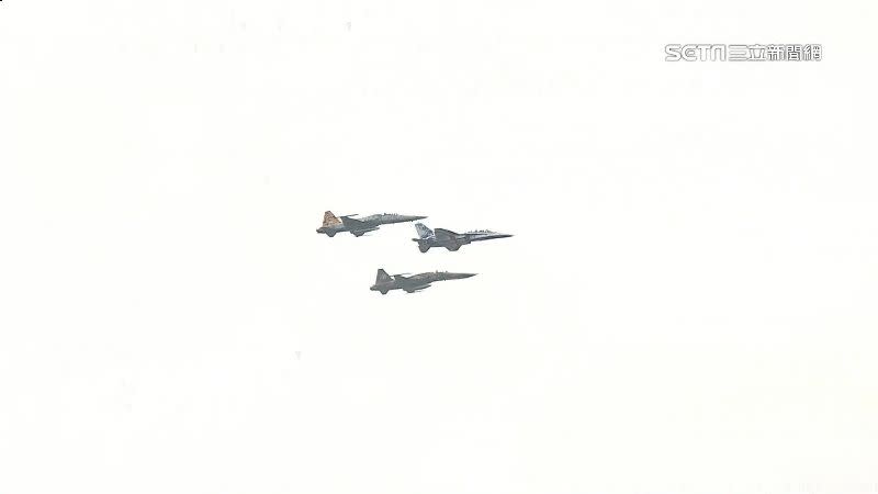 空軍勇鷹高教機搭配2架F-5型機，以3機編隊飛行。