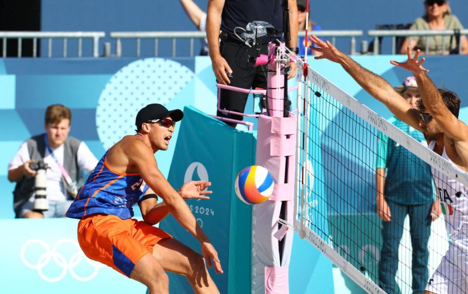 Matthew Immers (izq.) compitiendo en voleibol de playa en las Olimpiadas de París