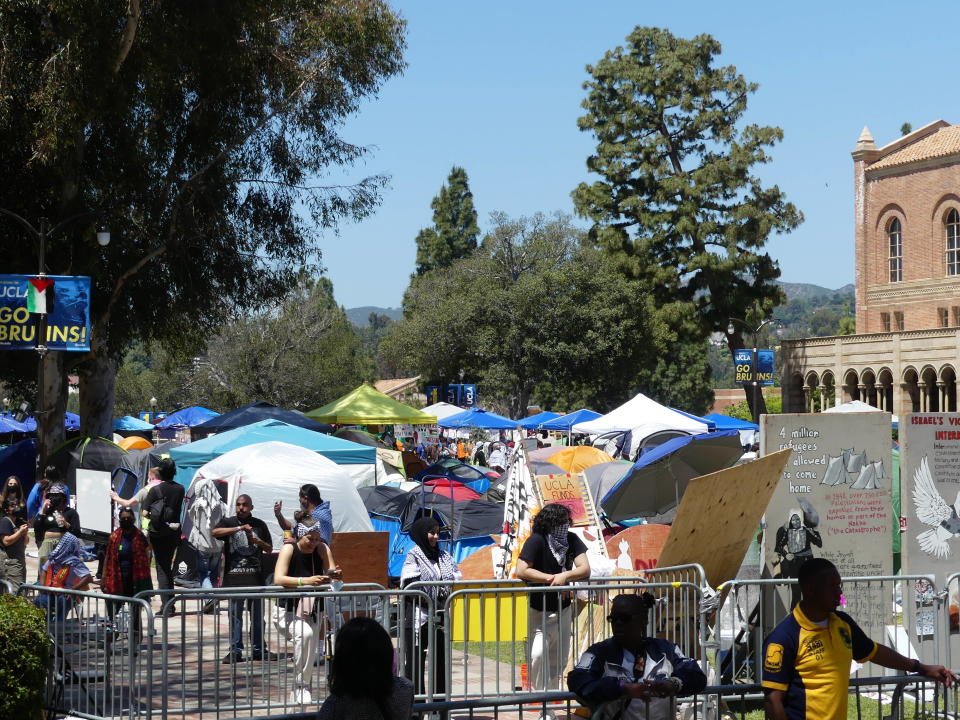 Des dizaines de tentes d’étudiants pro-Gaza sont installées devant le Royce Hall, l’un des bâtiments du campus de UCLA à Los Angeles. Le 29 avril 2024