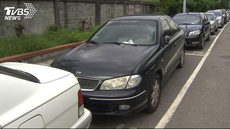 車輛於路邊同一停車格內停放逾十五日者，經書面限期招領而逾期未領取者，都將予以拖吊保管。台北市政府還會在拖吊車輛後通知車輛所有人領回，屆期不領者公告3個月將把車輛進行拍賣。（圖片來源/ TVBS）