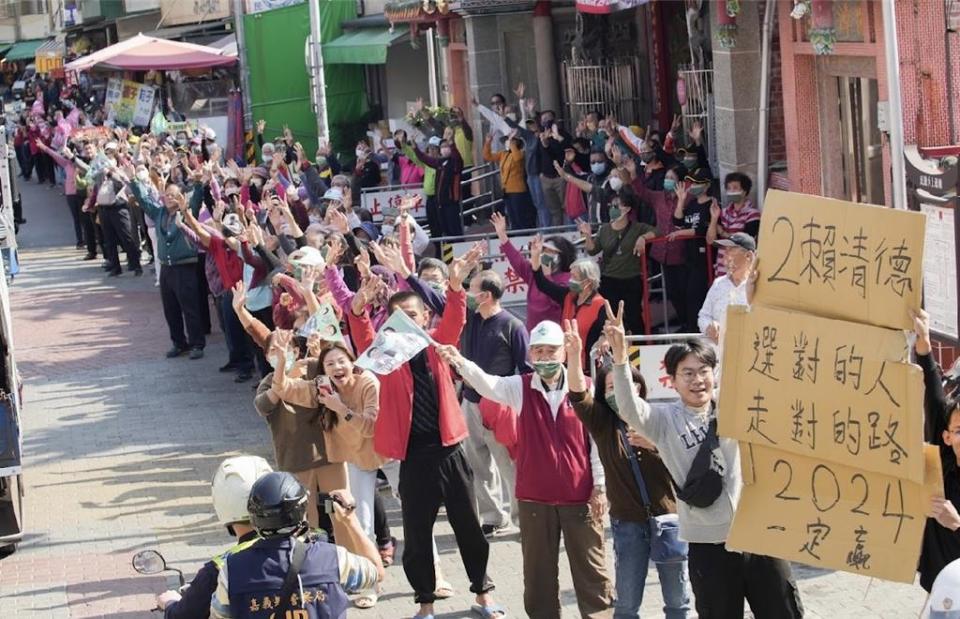 民進黨總統候選人賴清德到民雄掃街，大士爺廟前聚集眾多支持者。（呂妍庭攝）