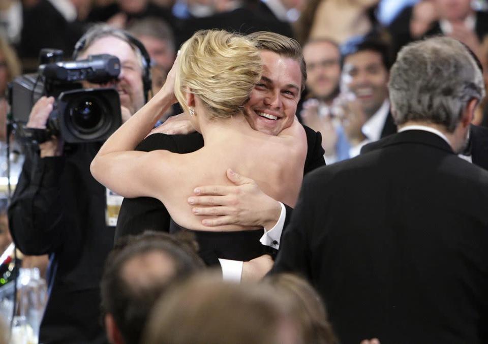 <p>Durante el <a href="https://www.youtube.com/watch?v=aS4OjocfPE4" rel="nofollow noopener" target="_blank" data-ylk="slk:discurso de aceptación de Winslet;elm:context_link;itc:0;sec:content-canvas" class="link ">discurso de aceptación de Winslet</a> al premio como Mejor Actriz por su interpretación en “Solo un sueño” confesó de forma adorable el cariño que siente por su amigo. “Leo, estoy tan feliz de poder estar aquí y decirte cuánto te quiero y lo mucho que te he querido durante los últimos 13 años”. (Foto: Chris Haston/NBC/Getty Images)</p>