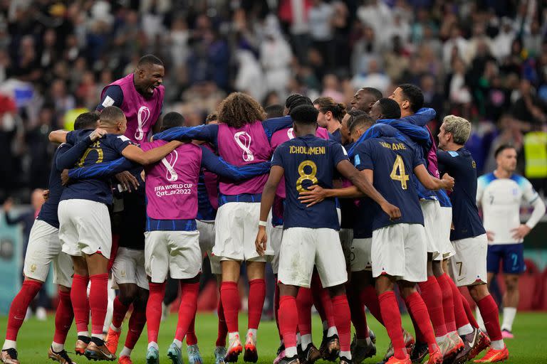 El festejo de los jugadores de Francia en el estadio Al Bayt, tras la victoria sobre Inglaterra y el pasaje a las semifinales de Qatar 2022.
