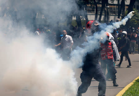 Opposition supporters clash with riot police during a rally against President Nicolas Maduro in Caracas, Venezuela, May 4, 2017. REUTERS/Carlos Garcia Rawlins