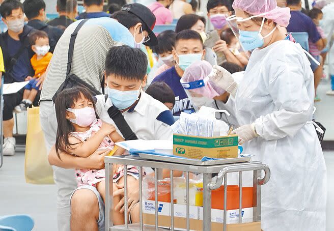 我再採購190萬劑BNT兒童疫苗，圖為台北市提供「6個月以上至5歲」兒童疫苗接種。（本報資料照片）