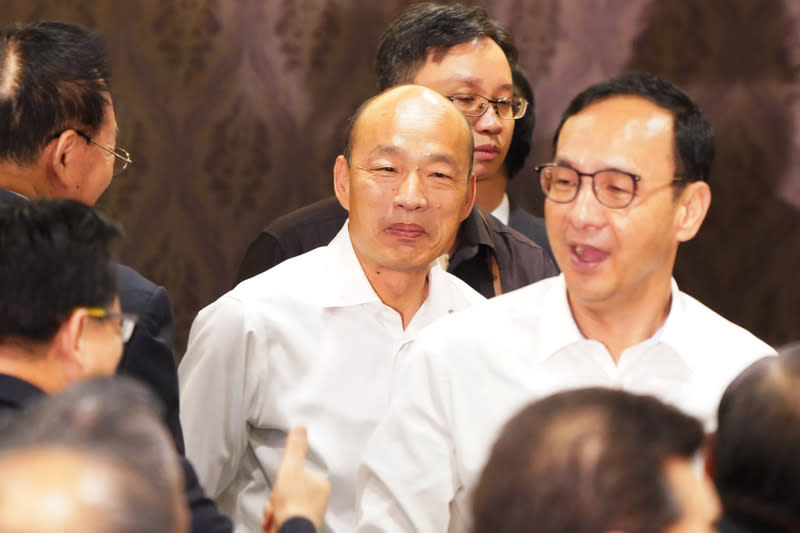 針對邀請前高雄市長韓國瑜（中）右擔任國民黨副主席一事，國民黨主席朱立倫（右）今天說，其實是幾個月前，韓國瑜主動跟他提到這件事情，非常歡迎韓國瑜一起擔任「桶箍」。（中央社資料照）