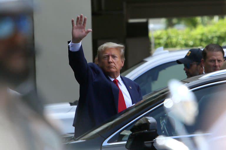 Donald Trump en el restaurant Versailles luego de su comparecencia en Miami, Florida. (Alon Skuy / GETTY IMAGES NORTH AMERICA / Getty Images via AFP)