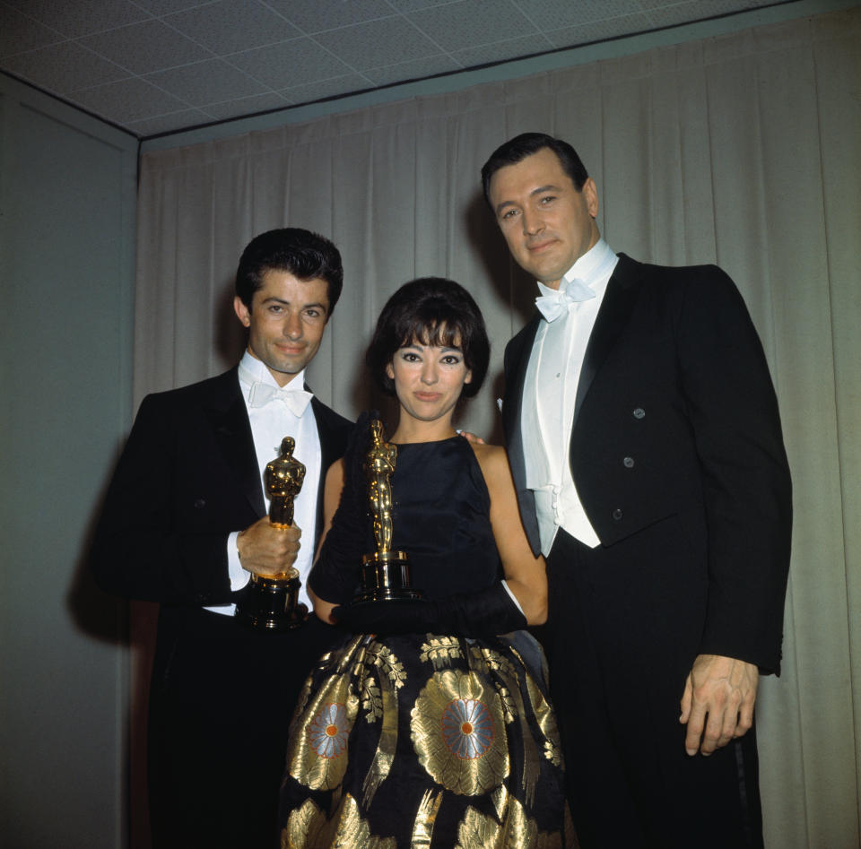 Rita Moreno lució así en 1962 con el mismo vestido. Aquí junto a los ganadores del Oscar George Chakiris y Rock Hudson/Getty Images