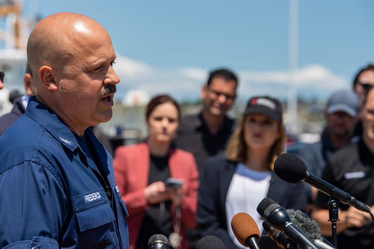 El capitán de la Guardia Costera de EE. UU. (USCG), Jamie Frederick (C), habla con los periodistas sobre los esfuerzos de búsqueda del sumergible Titán que desapareció cerca de los restos del Titanic, en la Base de la Guardia Costera en Boston, Massachusetts