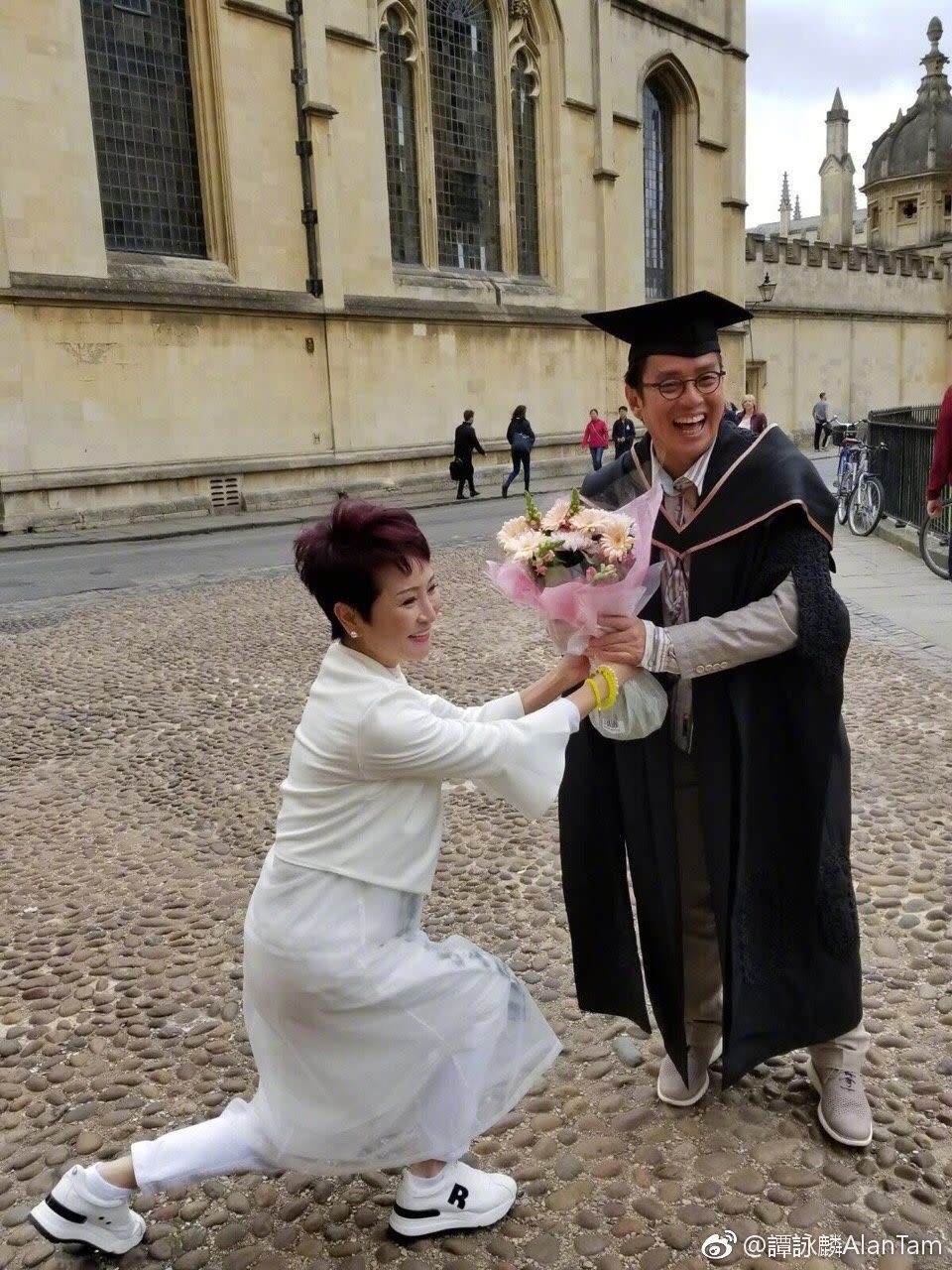 有份出席曉風畢業禮的拉姑搞笑地半跪式送花畀阿倫，穿上阿仔件碩士袍的阿倫過足癮。
