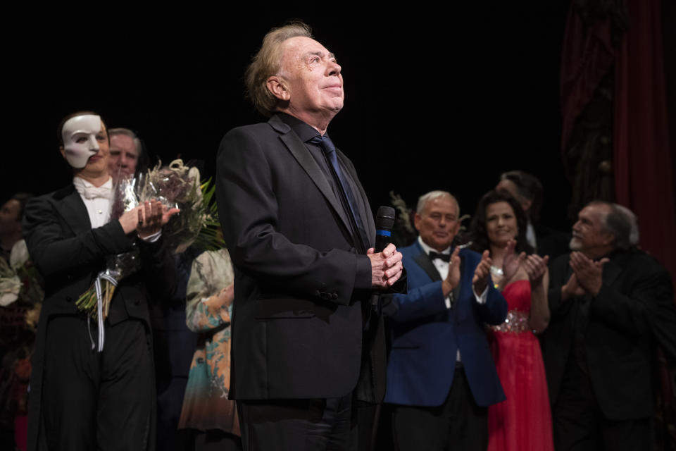 Andrew Lloyd Webber y el elenco de "El fantasma de la ópera" reciben el aplauso del público en la última función del musical en el Teatro Majestic de Broadway el 16 de abril de 2023, en Nueva York. (Foto Charles Sykes/Invision/AP)