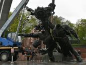 The Soviet monument to Ukraine-Russia friendship being dismantled in Kyiv (AFP/Genya SAVILOV)