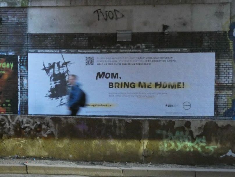 Cartel en Berlín de la campaña 'Traed a los niños de vuelta'.
