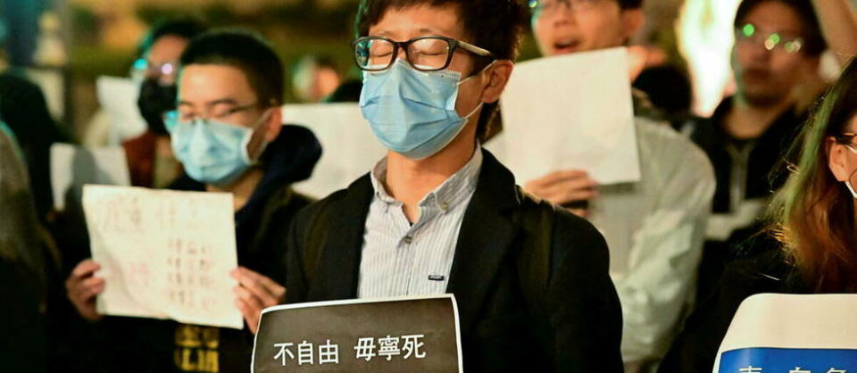 Le taux insuffisant de vaccination en Chine, particulièrement chez les plus âgés, est l'un des arguments mis en avant par le gouvernement pour justifier sa stricte politique sanitaire, avec confinements à répétition, quarantaines à l'arrivée de l'étranger et tests quasi quotidiens pour la population.  - Credit:JOSH EDELSON / AFP