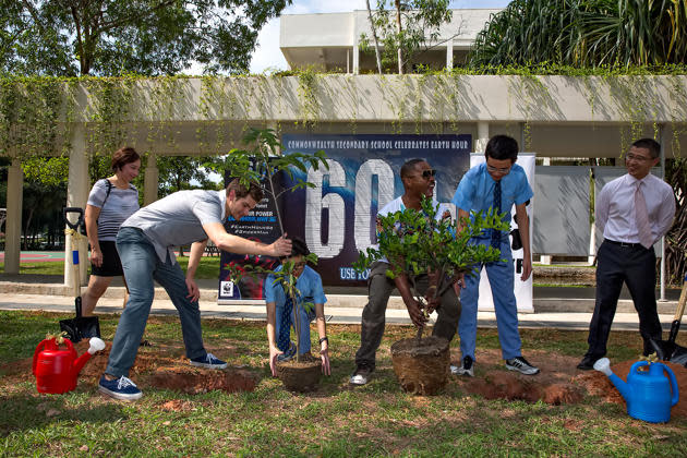 Andrew Garfield and Jamie Foxx plant trees in the garden of Commonwealth Secondary School on Friday, 28 March 2014. (Yahoo photo/Shirly Hamra)
