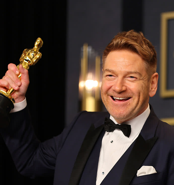 Kenneth Branagh recibió el Oscar por el mejor guión de Belfast, el largometraje que retrató la ciudad en la que se crió el actor