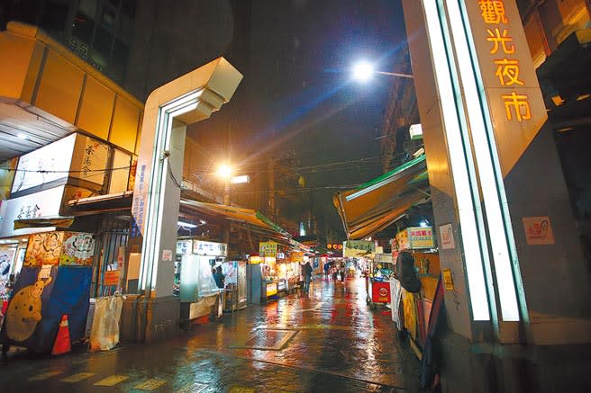 新冠肺炎疫情衝擊產業，台北通化街夜市因雨更加冷清。（陳信翰攝）