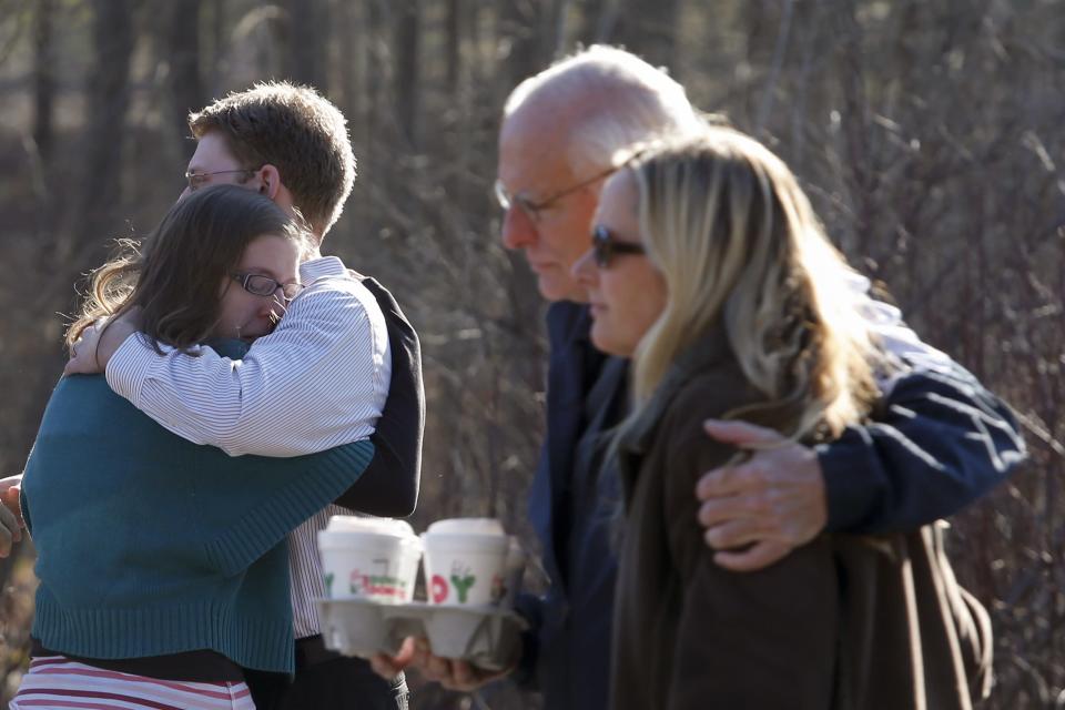 Familiares se reconfortan entre sí a las afueras de la escuela primaria Sandy Hook, en Newtown, Connecticut, este 14 de diciembre de 2012, donde un hombre abrió fuego y asesinó, según fuentes oficiales, a 27 personas, entre ellas 18 menores. REUTERS/Adrees Latif