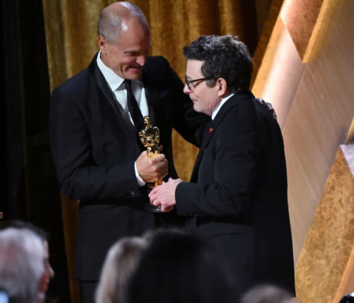 Woody Harrelson entregando a Michael J. Fox el Oscar