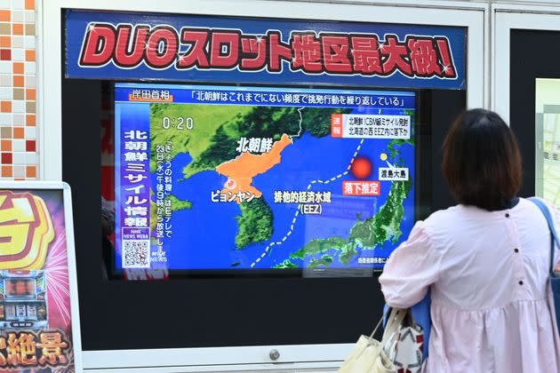 Una mujer mira una pantalla en la que se cuenta el nuevo lanzamiento de Corea del Norte, en las calles de Tokio.