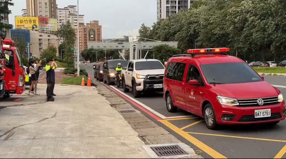 勇消遺體車隊經過金山分隊消防車齊鳴笛同仁列隊敬禮致意。（圖／翻攝畫面）