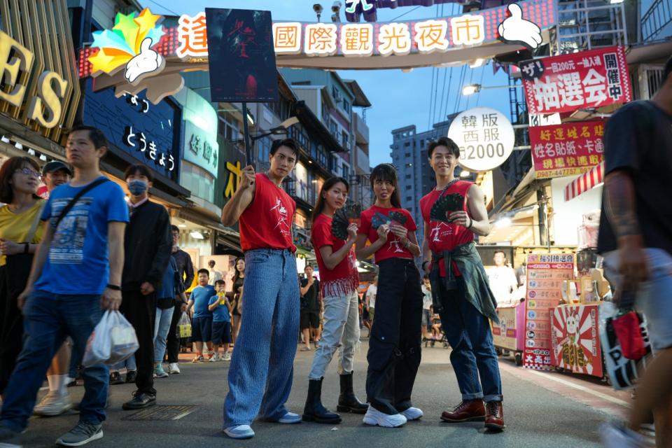 潘君侖（左起）、陳妤、白癡公主、游書庭前進逢甲夜市宣傳《鬼天廈》。華映娛樂提供