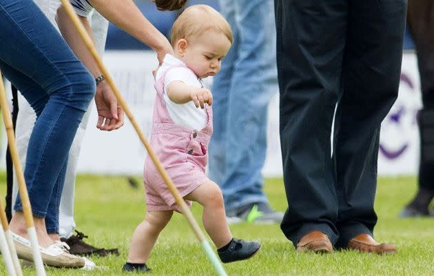 Kate Middleton venait de révéler que George avait commencé à marcher. Le jeune garçon de 10 mois était d'ailleurs ravi de montrer ses nouveaux talents.