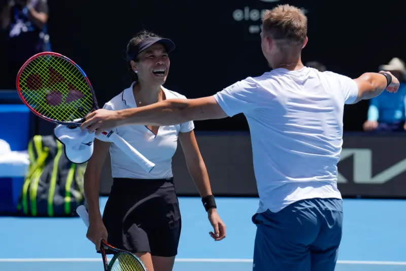台灣網球名將謝淑薇與波蘭好手Jan Zielinski生涯首度合作打法網，可惜無緣奪冠，最終4強輸給澳網亞軍組合。（圖／美聯社／達志影像）