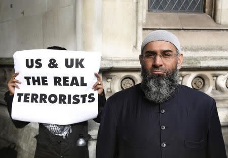 Demonstrator Anjem Choudary, protests in support of Islamist cleric Abu Hamza al-Masri, outside the High Court in London October 5, 2012. REUTERS/Luke MacGregor/Files