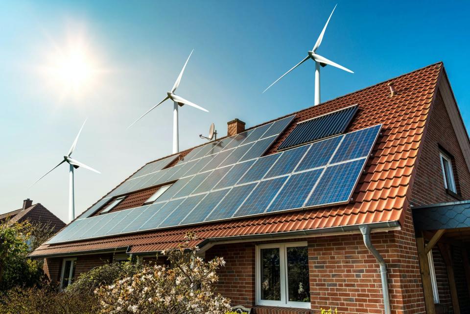   <span class="attribution"><a class="link " href="https://www.shutterstock.com/es/image-photo/solar-panel-on-roof-house-wind-585345260" rel="nofollow noopener" target="_blank" data-ylk="slk:Shutterstock / Diyana Dimitrova;elm:context_link;itc:0;sec:content-canvas">Shutterstock / Diyana Dimitrova</a></span>