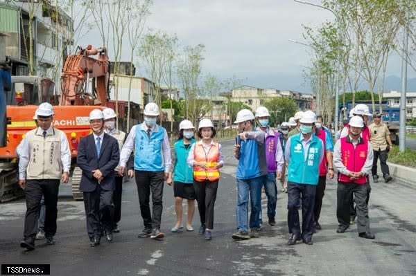 宜蘭縣長林姿妙視察二結聯絡道新闢工程通車前準備。（宜蘭縣政府提供）