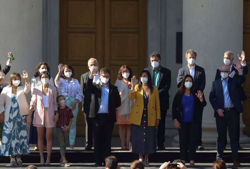 El presidente electo de Chile, Gabriel Boric, saluda junto a los miembros de su nuevo gabinete tras su presentación, en Santiago de Chile