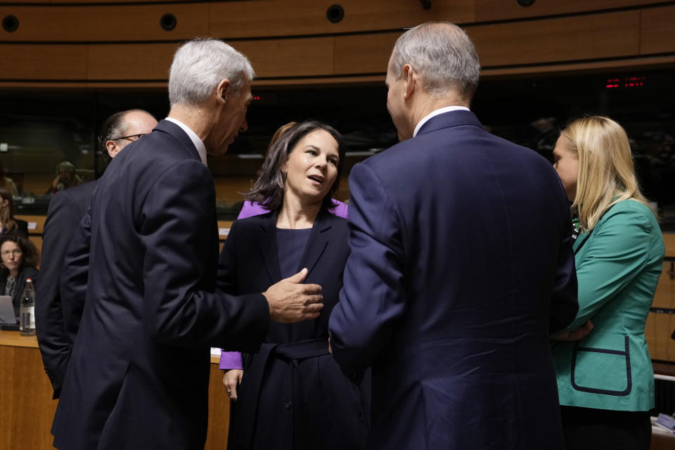 Annalena Baerbock (M) spricht mit Alexander Schallenberg (l-r), Jao Gomes Cravinho, Micheal Martin und lina Valtonen während eines Treffens der EU-Außenminister. 