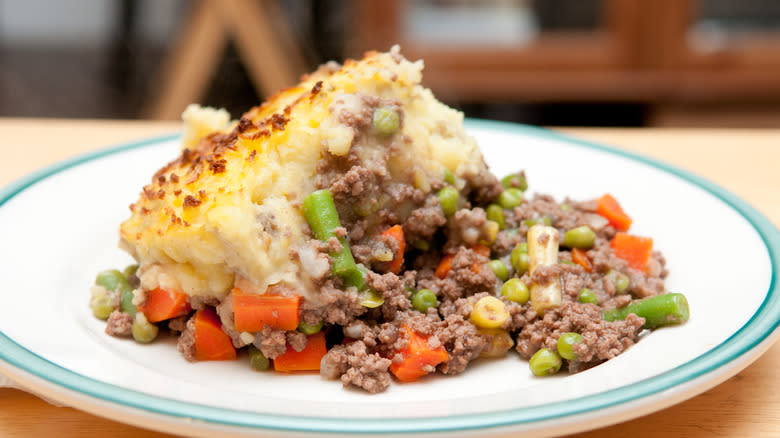 Shepherd's pie white kitchen plate