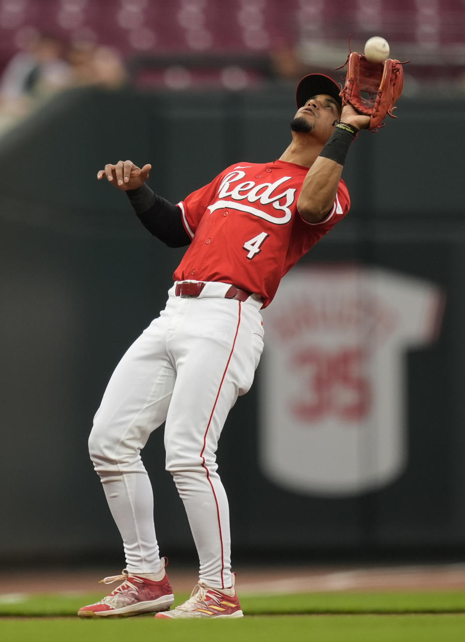 Cincinnati Reds third baseman Santiago Espinal catches a popup hit by Arizona Diamondbacks' Ketel Marte during the first inning of a baseball game Wednesday, May 8, 2024, in Cincinnati. (AP Photo/Carolyn Kaster)